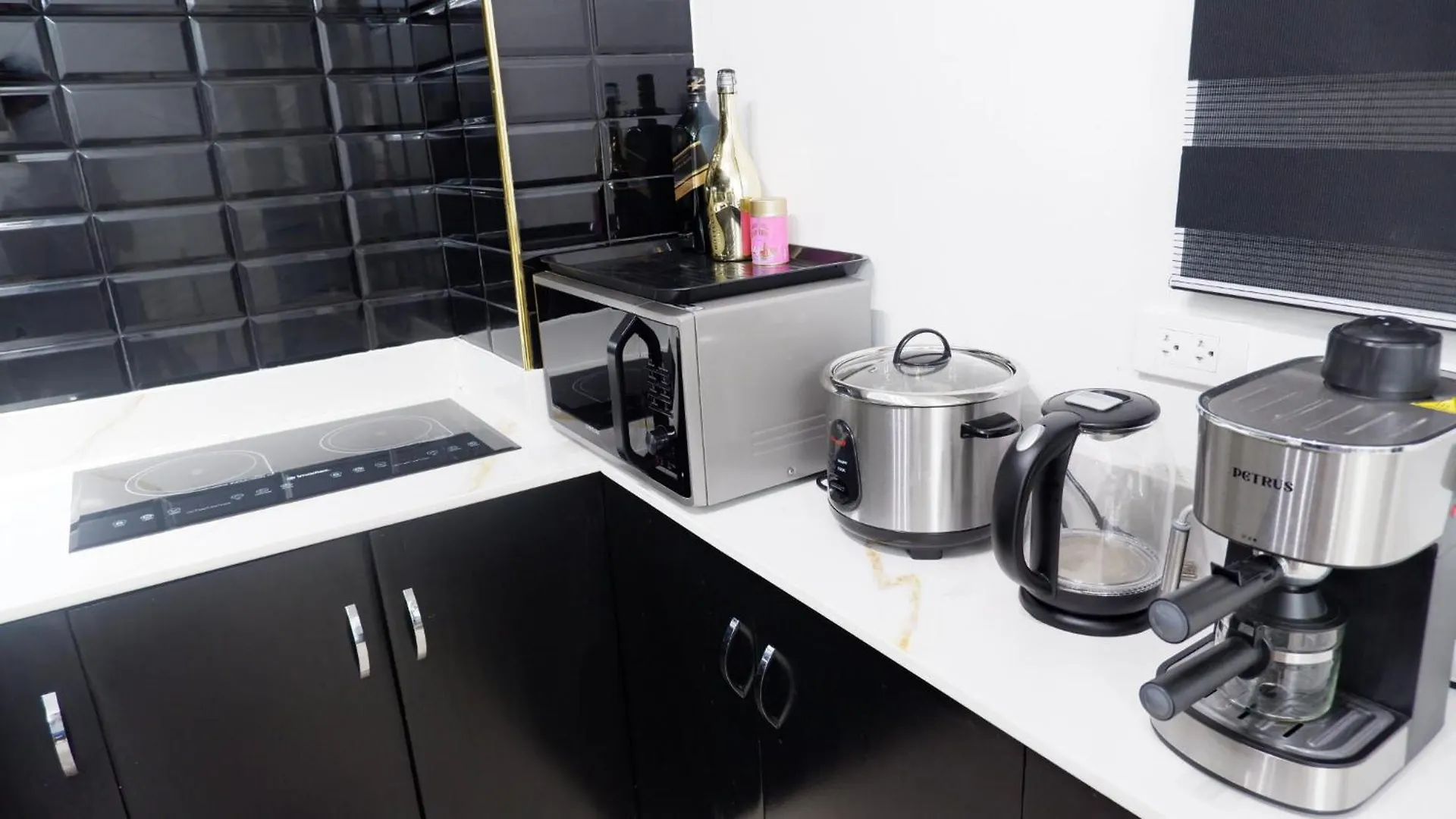 2Br Near Bgc & Makati. Karaoke, Netflix, Amazon Prime Apartment Manila Philippines